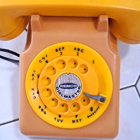 Vintage Remco DialMaster toy telephones - Picture 2 of 5
